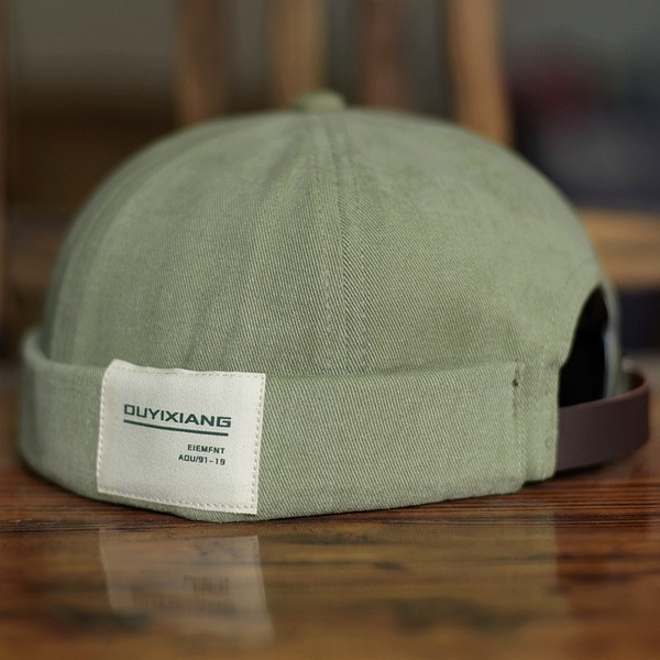 Meeste ühevärviline embleemiga müts