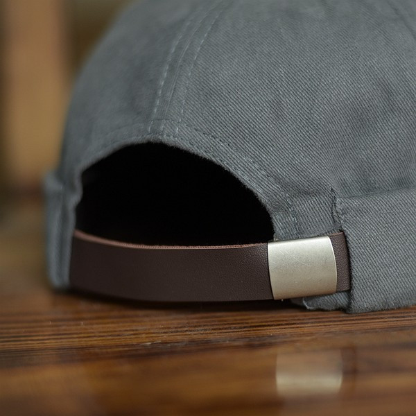 Meeste ühevärviline embleemiga müts