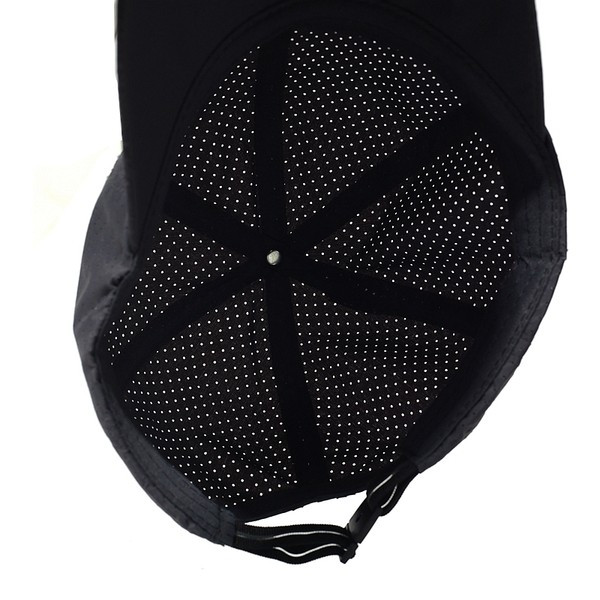 Kelių spalvų vyriška kepurė su skydeliu