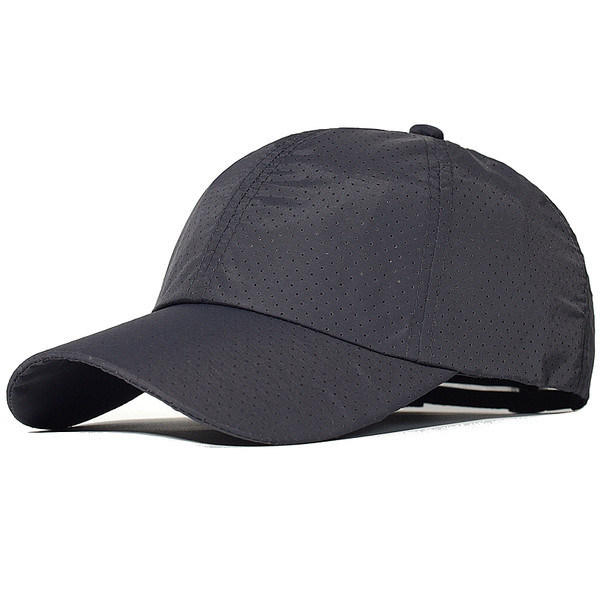 Kelių spalvų vyriška kepurė su skydeliu