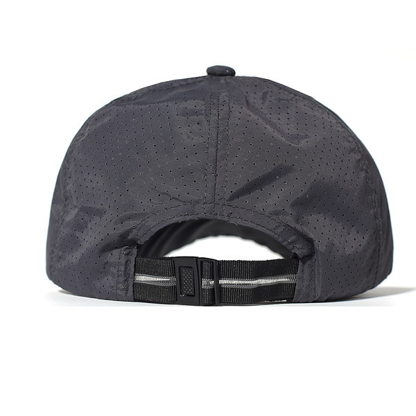 Kelių spalvų vyriška kepurė su skydeliu