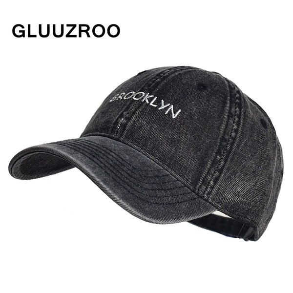 Ανδρικό τζιν καπέλο με κεντητή επιγραφή