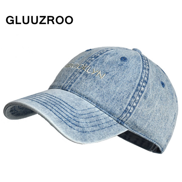 Ανδρικό τζιν καπέλο με κεντητή επιγραφή