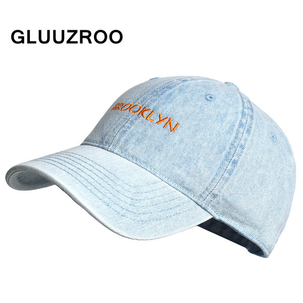 Ανδρικό τζιν καπέλο με κεντητή επιγραφή