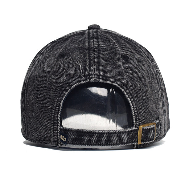 Ανδρικό τζιν καπέλο με κεντητή επιγραφή