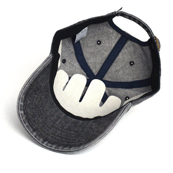 Ανδρικό τζιν καπέλο με κεντητή επιγραφή