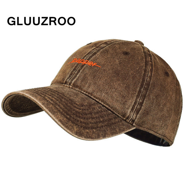 Ανδρικό καπέλο με γείσο και κεντητή επιγραφή