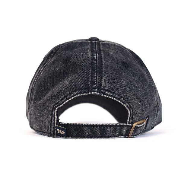 Ανδρικό καπέλο με γείσο και κεντητή επιγραφή