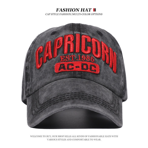 Visiiri ja tikitud pealdisega meeste pesapallimüts