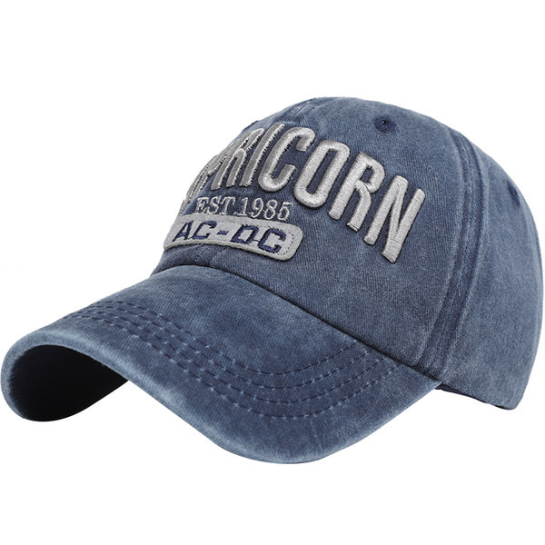 Visiiri ja tikitud pealdisega meeste pesapallimüts