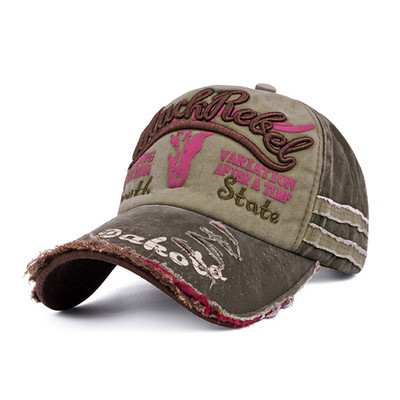 Tikitud kirjaga värviline müts