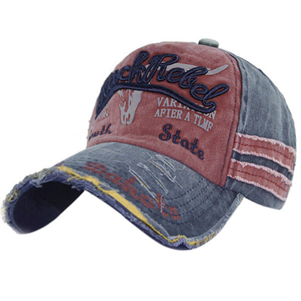 Tikitud kirjaga värviline müts