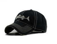 Ανδρικό καπέλο με κέντημα και γείσο σε τρία χρώματα