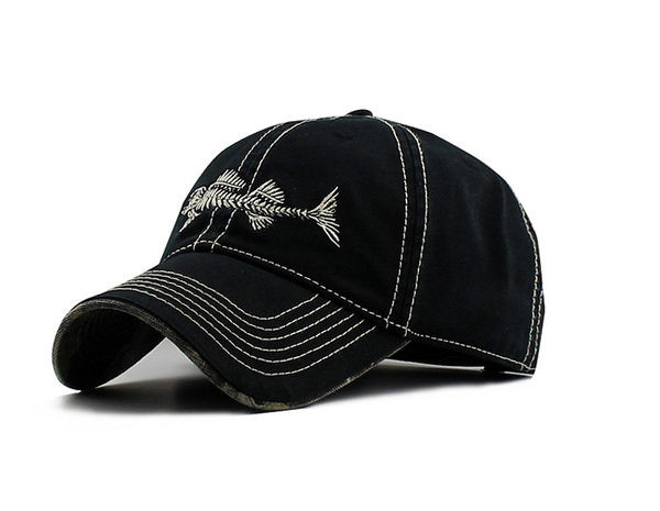 Ανδρικό καπέλο με κέντημα και γείσο σε τρία χρώματα