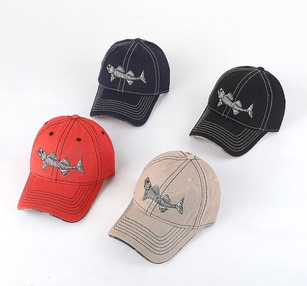 Ανδρικό καπέλο με κέντημα και γείσο σε τρία χρώματα