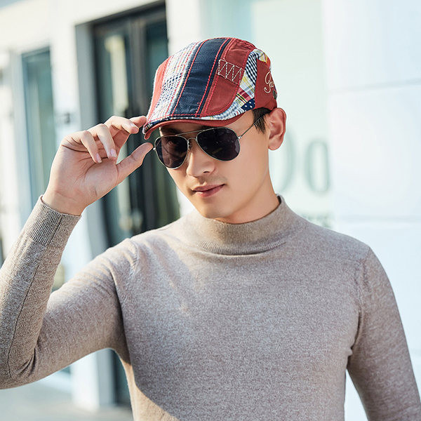 Μοντέρνο καπέλο με κεντημένη επιγραφή