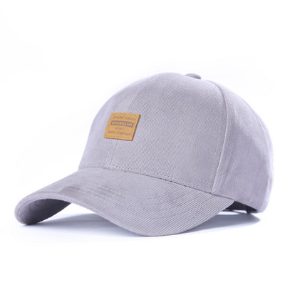 Καθημερινό καπέλο με επιγραφή και γείσο