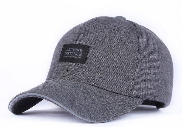 Novi model muške kape sa grbom i šilterom