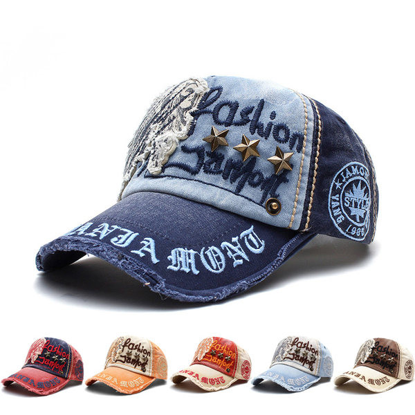 Muški šešir s natpisima i zakovicama