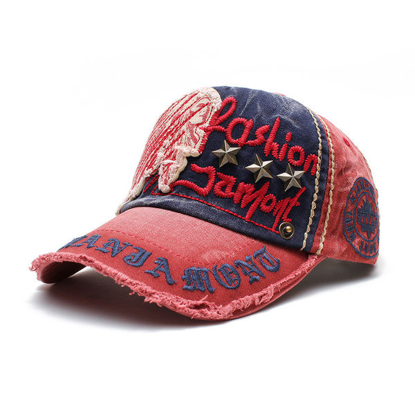 Muški šešir s natpisima i zakovicama