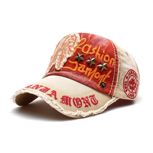 Muški šešir s natpisima i zakovicama