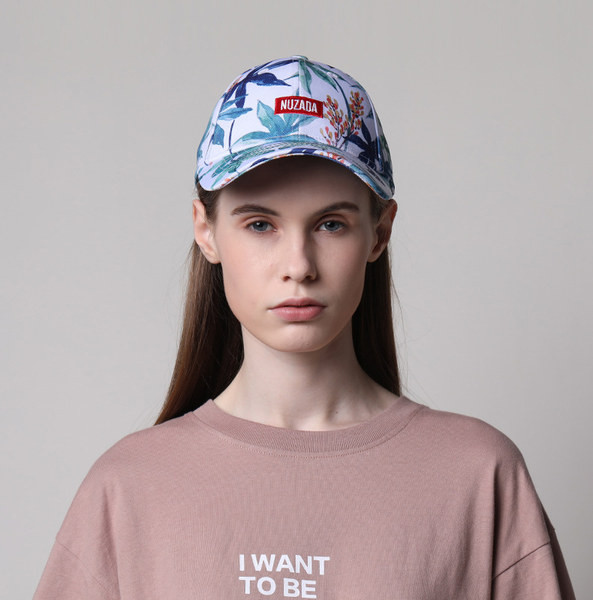 Ανδρικό καπέλο με γείσο με κεντημένη επιγραφή και φλοράλ μοτίβα