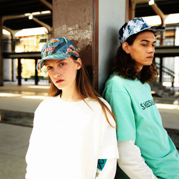 Ανδρικό καπέλο με γείσο με κεντημένη επιγραφή και φλοράλ μοτίβα