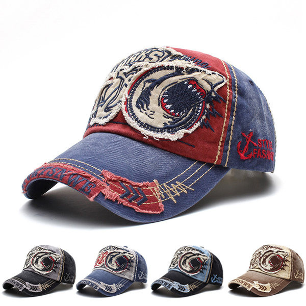 Moderan muški šešir s vezom i amblemom