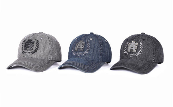 Ανδρικό καπέλο τζιν με γείσο και κέντημα