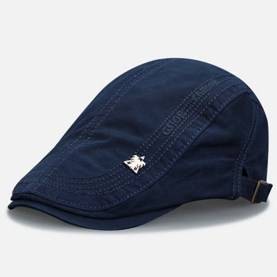 Ανδρικό καπέλο με μεταλλική διακόσμηση