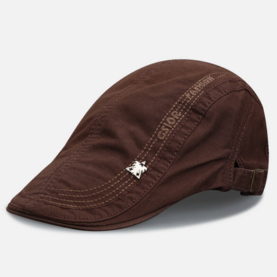 Ανδρικό καπέλο με μεταλλική διακόσμηση