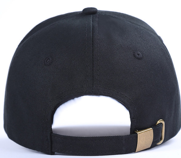 Laisvalaikio kepurė su skydeliu ir emblema - vyrams