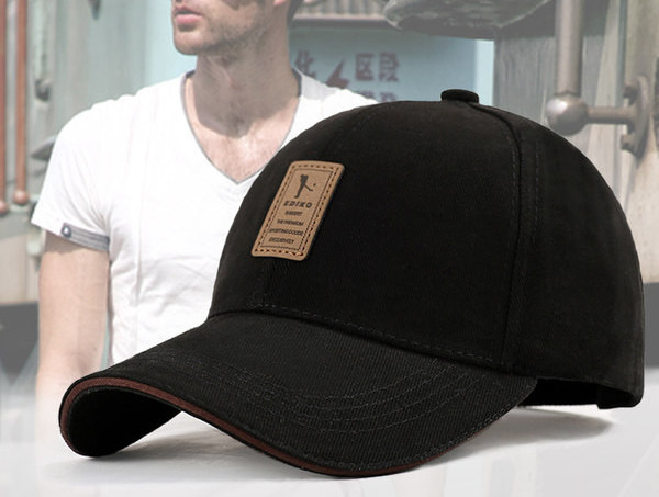 Laisvalaikio kepurė su skydeliu ir emblema - vyrams