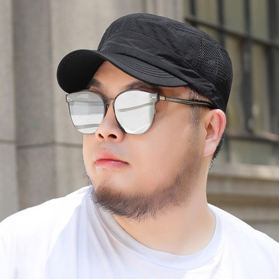 Meeste müts riidest visiiri ja metallist pealdisega