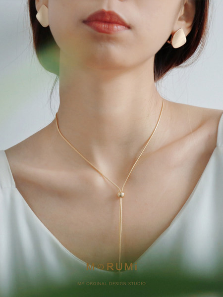 Naiste ripatsiga kaelakee - kahte värvi