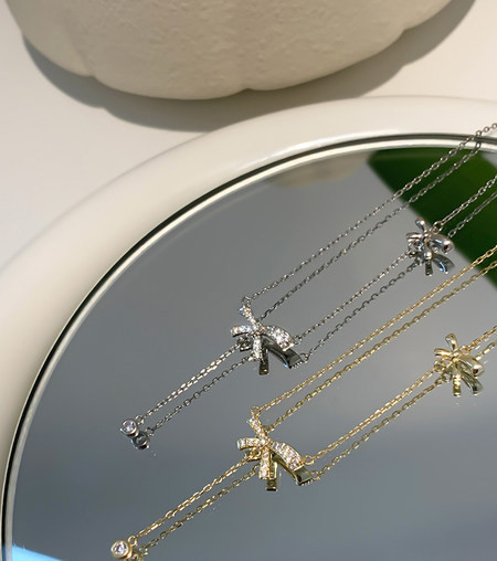 Ženska ogrlica sa ukrasnim kamenčićima