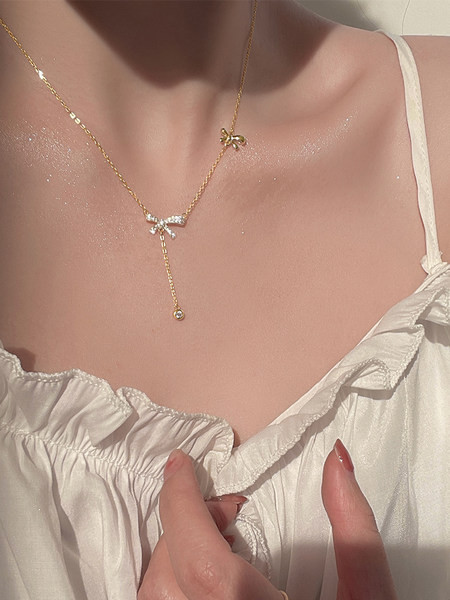 Ženska ogrlica sa ukrasnim kamenčićima