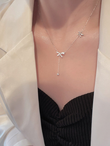 Ženska ogrlica sa ukrasnim kamenčićima