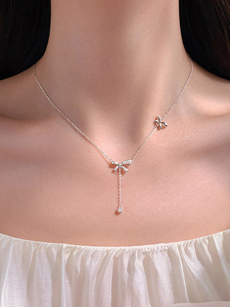 Ženska ogrlica sa ukrasnim kamenčićima