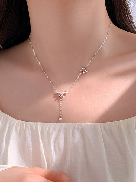 Ženska ogrlica sa ukrasnim kamenčićima