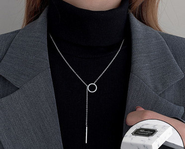 Μοντέρνο γυναικείο κολιέ με διακοσμητικές πέτρες