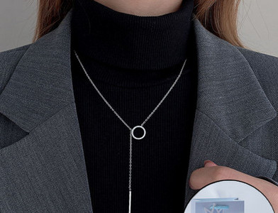 Μοντέρνο γυναικείο κολιέ με διακοσμητικές πέτρες