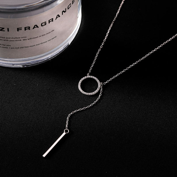 Μοντέρνο γυναικείο κολιέ με διακοσμητικές πέτρες