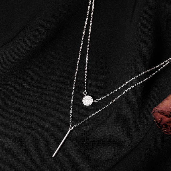 Dviejų eilių karoliai su pakabuku ir dekoratyviniais akmenimis