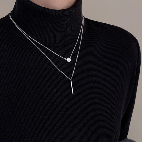 Dviejų eilių karoliai su pakabuku ir dekoratyviniais akmenimis