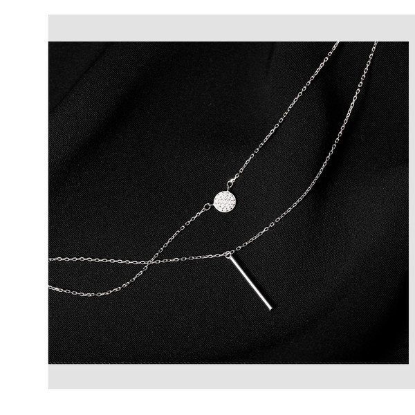 Dviejų eilių karoliai su pakabuku ir dekoratyviniais akmenimis