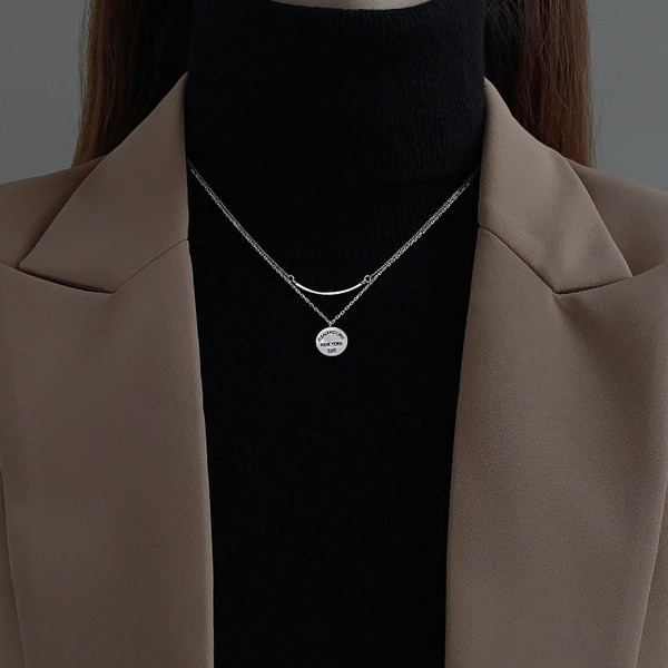 Ženska moderna ogrlica sa okruglim privjeskom