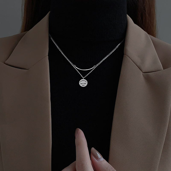 Ženska moderna ogrlica sa okruglim privjeskom
