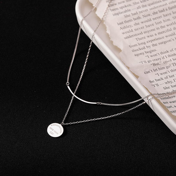 Ženska moderna ogrlica sa okruglim privjeskom