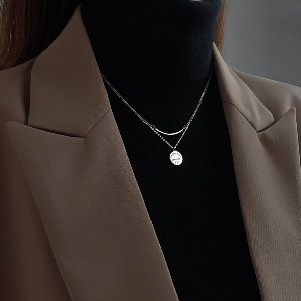 Ženska moderna ogrlica sa okruglim privjeskom